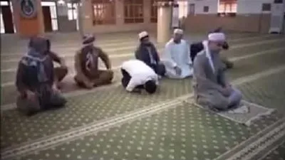 لحظة وفاة رجل أثناء السجود في الصلاة (فيديو)