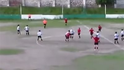 توقف مباراة كرة قدم نسائية بعد إندلاع شجار عنيف بين لاعبات الفريقين (فيديو)