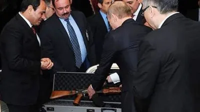 من الكلاشنيكوف لأرفع وسام برتغالي.. تعرف على هدايا رؤساء العالم لــ