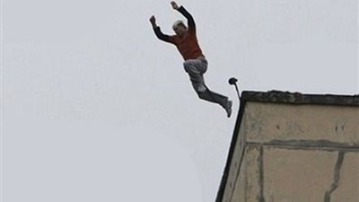 انتحار مريض نفسي ألقى نفسه من الدور العاشر بـ