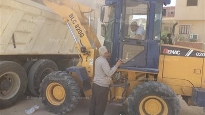 حملة نظافة مكبرة لإزالة المخلفات والقمامة بشوارع السويس (صور)