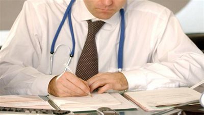 طبيب تجميل يستخدم جسد زوجته لعرض عمله للزبائن 