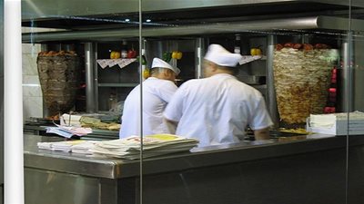 عرض مُغري بمطعم سعودي.. سمي ابنتك شاورما تأكل مجانا مدى الحياة!