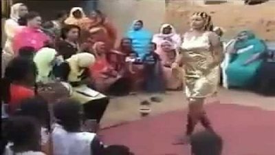 عروس سودانية ترقص في الحنة بعد تدريب شهرين (فيديو)
