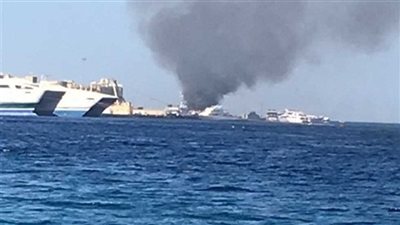 القوات البحرية تسيطر على حريق بمركب سياحي بالغردقة