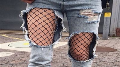 الجوارب الشبكية تحت بنطلون الدنيم.. صيحة جديدة تقتحم عالم الموضة (صور)