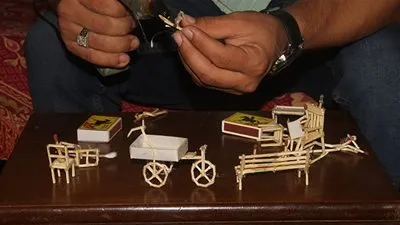 شاب غزّي يعكس معاناة الفلسطينيين بأعواد الكبريت (صور)