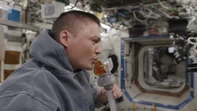 طريقة تحضير فنجان القهوة في الفضاء! (فيديو)