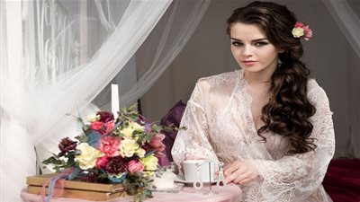 خبيرة الماكياج 