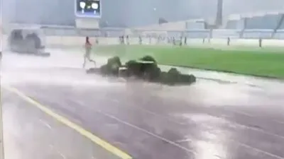 فرار جماعي للاعبي الجيل ونجران بسبب عاصفة ماطرة