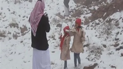 أخبار السعودية اليوم.. العواصف الثلجية تجتاح شوارع تبوك 