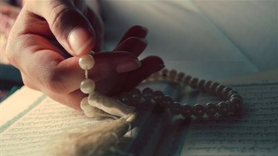 حكم تلاوة الأذكار على غير وضوء (فيديو)