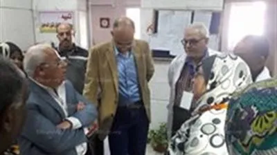 محافظ بورسعيد يلتقي مرضى  مستشفى الحميات.. ويؤكد : 30 حالة مرضية فقط بها (صور)