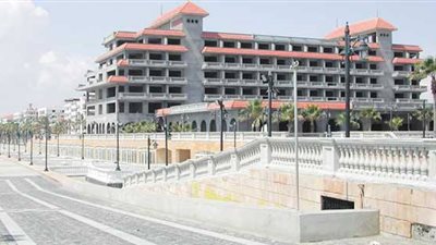 خلال ساعات.. محافظ دمياط يوقع عقد إدارة وتشغيل فندق اللسان بين الشركة القابضة للسياحة 