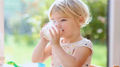 دراسة.. الحليب كامل الدسم يحافظ على نحافة ورشاقة الأطفال!