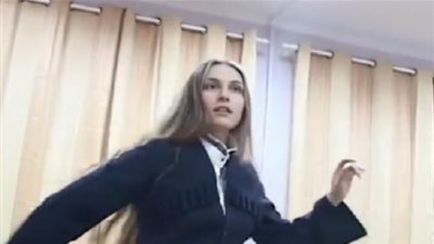 مهارات فائقة لفتاة روسية باستخدام السيف (فيديو)