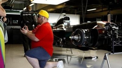 بريطاني يعرض الزواج على خطيبته في سباق فورمولا 1 بأبوظبي