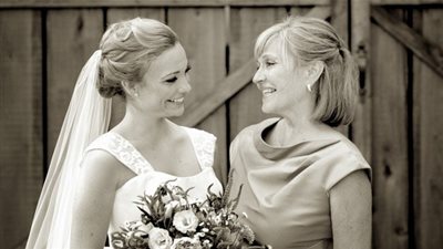 كيف تتصرفين إن كانت ابنتك عروس؟