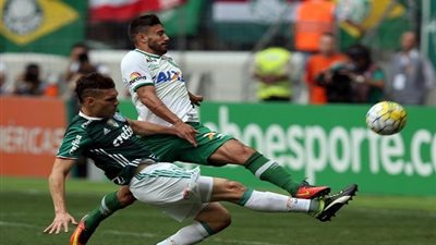 أول لاعب ينجو من تحطم الطائرة البرازيلة يطلب 