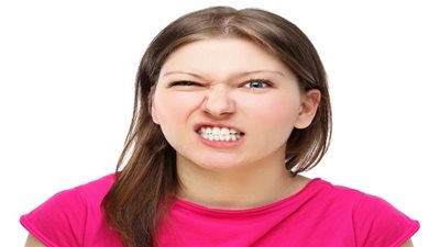 لابتسامة مشرقة.. احذري الضغط على أسنانك أثناء النوم!