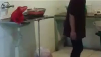 عامل سعودي يدوس اللحم بقدميه بأحد المطاعم