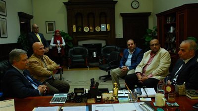 محافظ الوادي الجديد يلتقي بمسئولي الشركة القابضة لمياه الشرب والصرف الصحي