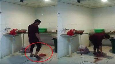 عامل سعودي في مطعم يدوس على اللحم بقدميه والسبب صادم! (فيديو)