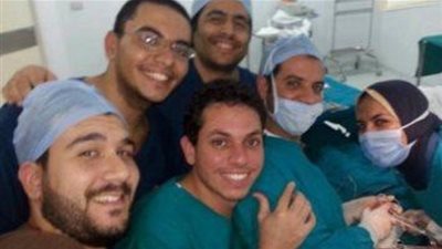 إيقاف طبيب مصري التقط صورة سيلفي أثناء ولادة قيصرية (فيديو)