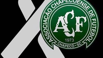 شاهد.. حضور لاعبي وجماهير أتلتيكو ناسيونال لمباراة فريق شابيكوينسي البرازيلي بعد تحطم الطائرة