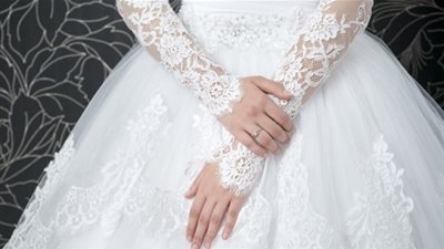 الطريقة المناسبة لإختيار فستان حفل الزفاف الشتوي! (صور)