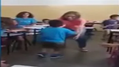 لحظة مشي طفل مصاب بالشلل لأول مرة بسبب تشجيع زملائه (فيديو)