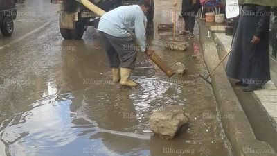 رفع مياه الأمطار المتراكمة بشوارع مدينة الباجور (صور)