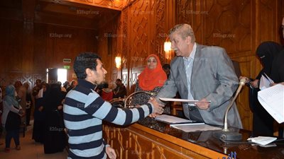 محافظ الإسماعيلية يسلم 192 عقد تمليك للوحدات السكنية  (صور)