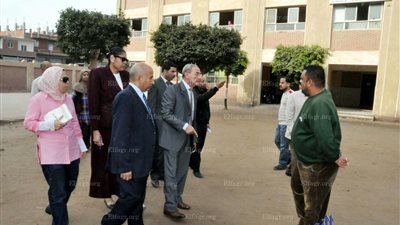 محافظ القليوبية ينقل المشرف علي مدرسة بطوخ لخارج المحافظة لتدني مستوي النظافة (صور)