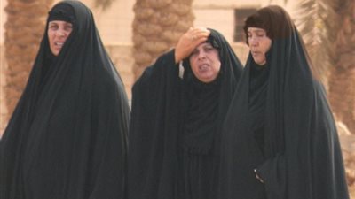 حكم تشييع المرأة لجنازة زوجها (فيديو)