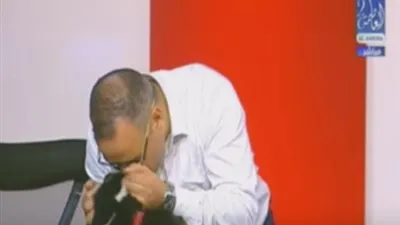 شاهد.. جابر القرموطي يقبل الكلبة المغتصبة على الهواء