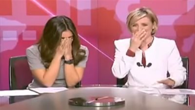 نوبة ضحك هستيرية تصيب مذيعتين على الهواء.. والسبب 