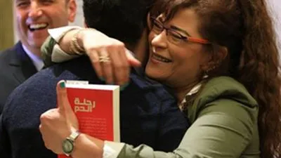 أحضان وقصائد.. 3 مغازلات من