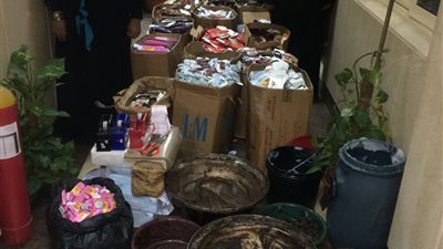 القبض على سيدتين بحوزتهما 750 ألف عبوة منشط جنسي في الدراسة