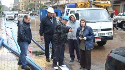 محافظة الإسكندرية تتابع رفع مياه الأمطار في طريق المعمورة البلد