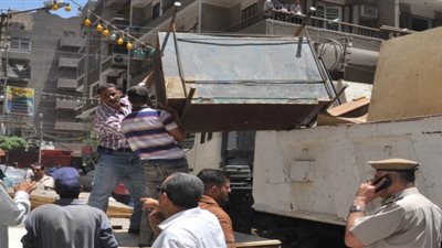 حملة لإزالة الباعة الجائلين بحي المطرية في القاهرة 