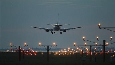 تعرف على سر انطفاء الأنوار في الطائرة عند الإقلاع والهبوط