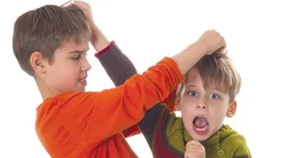 عنف الأطفال.. الأسباب وطرق العلاج