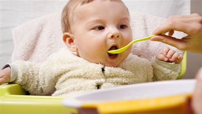 7 أطعمة تجنبي تقديمها لطفلك في الشهور الأولى من عمره!