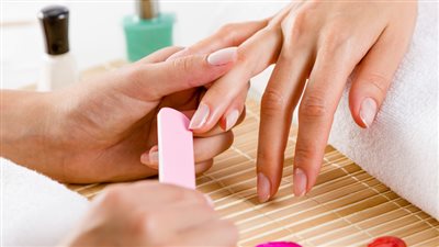 3 نصائح للعناية بالأظافر المتكسرة.. تعرفي عليها