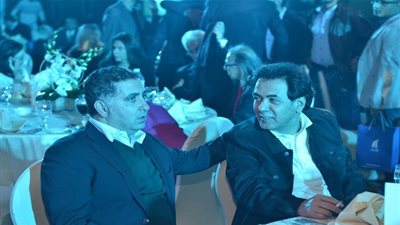 توافد الإعلاميين والفنانيين على حفل توقيع كتاب 