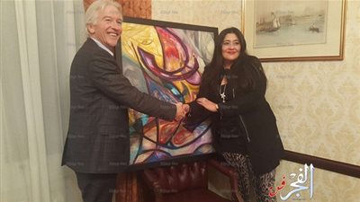 شاليمار شربتلى تُهدي إحدى لوحاتها لـ