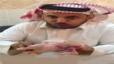 شاب سعودي يأكل الدجاج المجمد (فيديو)