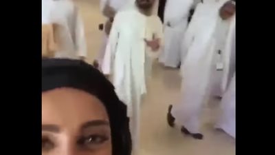 رد فعل مفاجئ لحاكم دبي لحظة التقاط فتاة سيلفي معه.. وسر الإشارة 