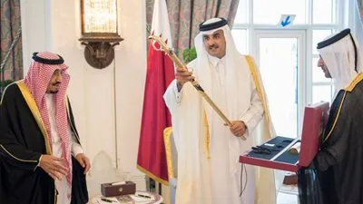 خادم الحرمين يتسلم من أمير قطر